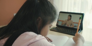 亚洲女孩在家通过视频学习