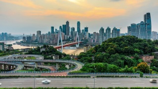 重庆全景城市天际线和现代商业建筑，交通繁忙视频素材模板下载