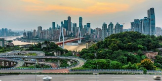 重庆全景城市天际线和现代商业建筑，交通繁忙