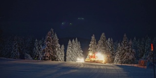 SLO MO Snowcat在晚上准备滑雪坡