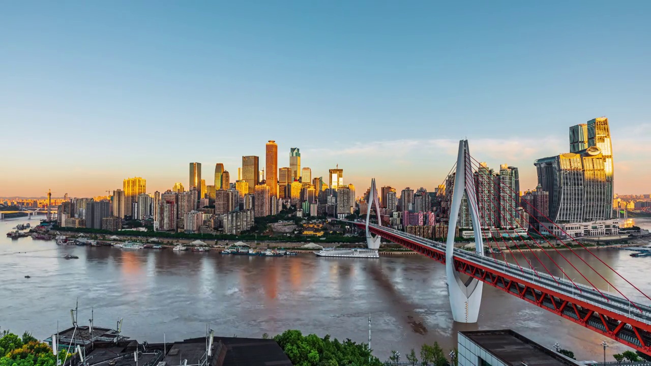全景城市天际线和重庆现代商业建筑在日出