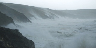 一场巨大风暴袭击波斯利文附近海岸的惊人电影镜头