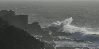 大浪冲击康沃尔海岸的惊人电影镜头