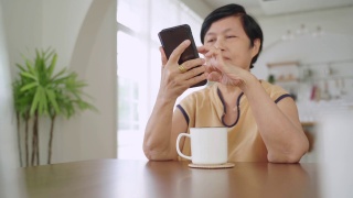 亚洲成熟女性使用智能手机视频素材模板下载