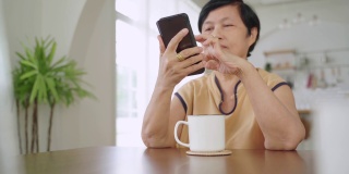 亚洲成熟女性使用智能手机