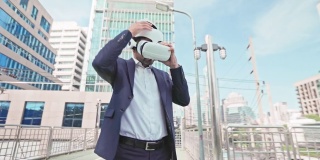 年轻的商人使用虚拟现实耳机在城市户外工作。