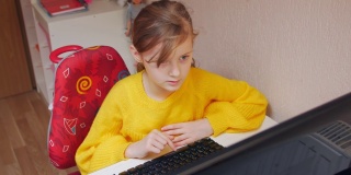 小学生在电脑前学习