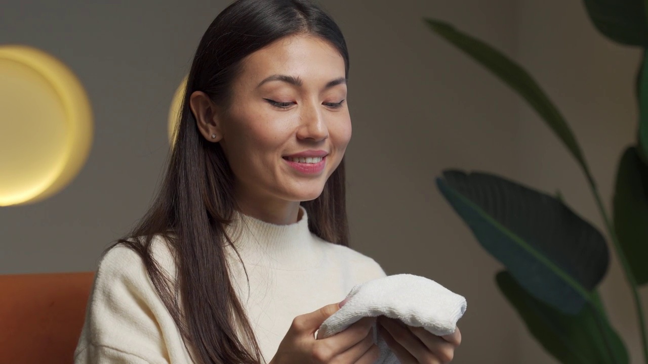 亚洲妇女喜欢干净和有气味的毛巾后，用一种新的洗手液清洗