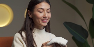 亚洲妇女喜欢干净和有气味的毛巾后，用一种新的洗手液清洗