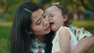 母亲安慰她哭泣的女儿视频素材模板下载