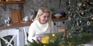 一个女人在圣诞节用笔记本电脑聊天