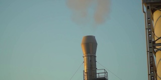 没有过滤系统和烟囱的工厂污染空气