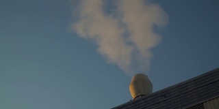 没有过滤系统和烟囱的工厂污染空气