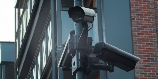 在欧洲的一个城市的街道上安装了三个监控摄像头，这些摄像头在人工智能的帮助下检查人们。安装在街道上的闭路电视摄像机的静态平面图