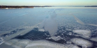 阳光慢慢地融化了芬兰海面上的冰