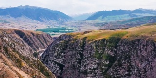 空中拍摄的新疆大峡谷美景