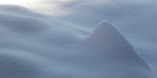 柔软、蓬松的雪在地面上形成山峰