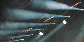 音乐会舞台上配有专业灯光。