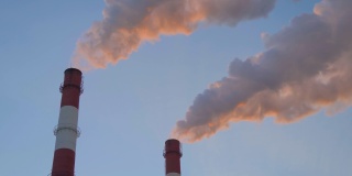 工厂的大烟囱排放出的烟雾对天空造成了环境污染