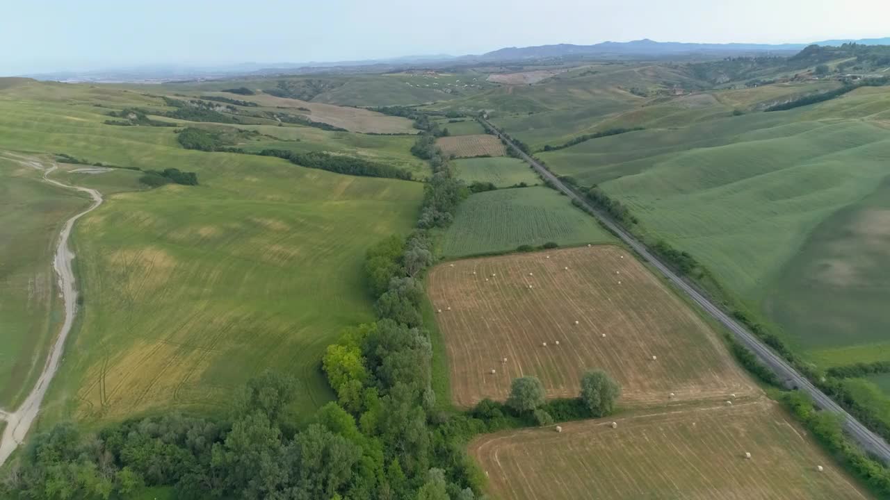 跟着鸟儿飞过克里特岛塞内西起伏的山丘，鸟瞰托斯卡纳