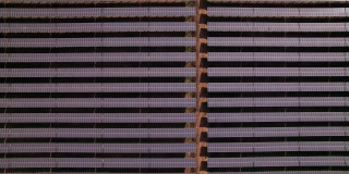 鸟瞰图，太阳能电池板的平移，看到电池板水平，太阳能生产清洁电力