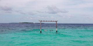 在马尔代夫的海洋，海浪和全景的平衡架镜头