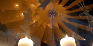 降临节白色蜡烛围绕着胶合板做成的天使或圣诞树装饰13p2
