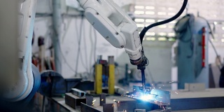 在一座旧工厂里，一个机器人用机械手臂焊接钢铁，并引起火灾。