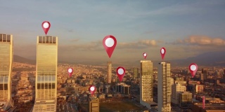 技术概念，数据通信，人工智能。空中智能城市。连接未来城市的本地化图标。物联网。伊兹密尔土耳其的天际线。