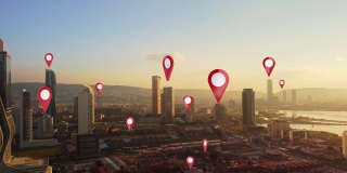 技术概念，数据通信，人工智能。空中智能城市。连接未来城市的本地化图标。物联网。伊兹密尔土耳其的天际线。
