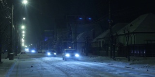 一个冬天的傍晚，外面正下着雪，街上汽车驶过