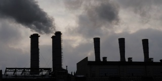 工厂大烟囱排放的烟尘对天空造成了环境污染