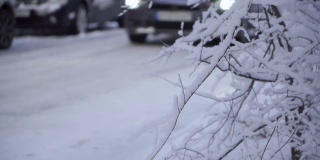 汽车在雪地道路上行驶，深度较浅。移动中的汽车不清晰;他们在湿滑的路上小心驾驶。
