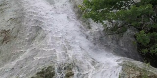 瀑布的水从倾斜的岩石上泻下