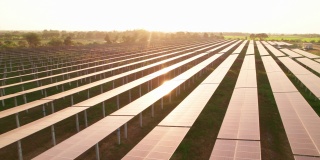 鸟瞰图太阳能电池板农场在夕阳下的农村农业农场，生产清洁电力