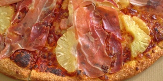 意大利熏火腿披萨或帕尔玛火腿披萨-意大利食物风格