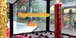 以红蜡烛和大雨为背景的视频，祝你新年快乐