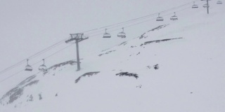 当雪道外面有雪和雾时，安装升降椅将滑雪者运送过深谷