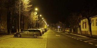 在夜晚，一条被黄色灯光照亮的街道上的超摄镜头