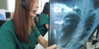 医生或护士用电脑在医院打电话。