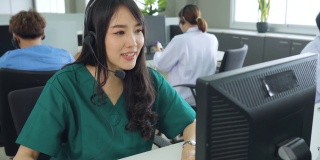 医生或护士用电脑在医院打电话。