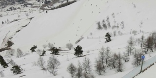 欣赏雪道和缆车设施，登上白雪覆盖的山坡