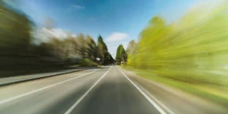 开阔道路上的高速汽车超速汽车在乡村道路上行驶穿过小郊区