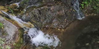 大自然中的水，森林中的瀑布景观。纯天然水流。生态水，自然资源