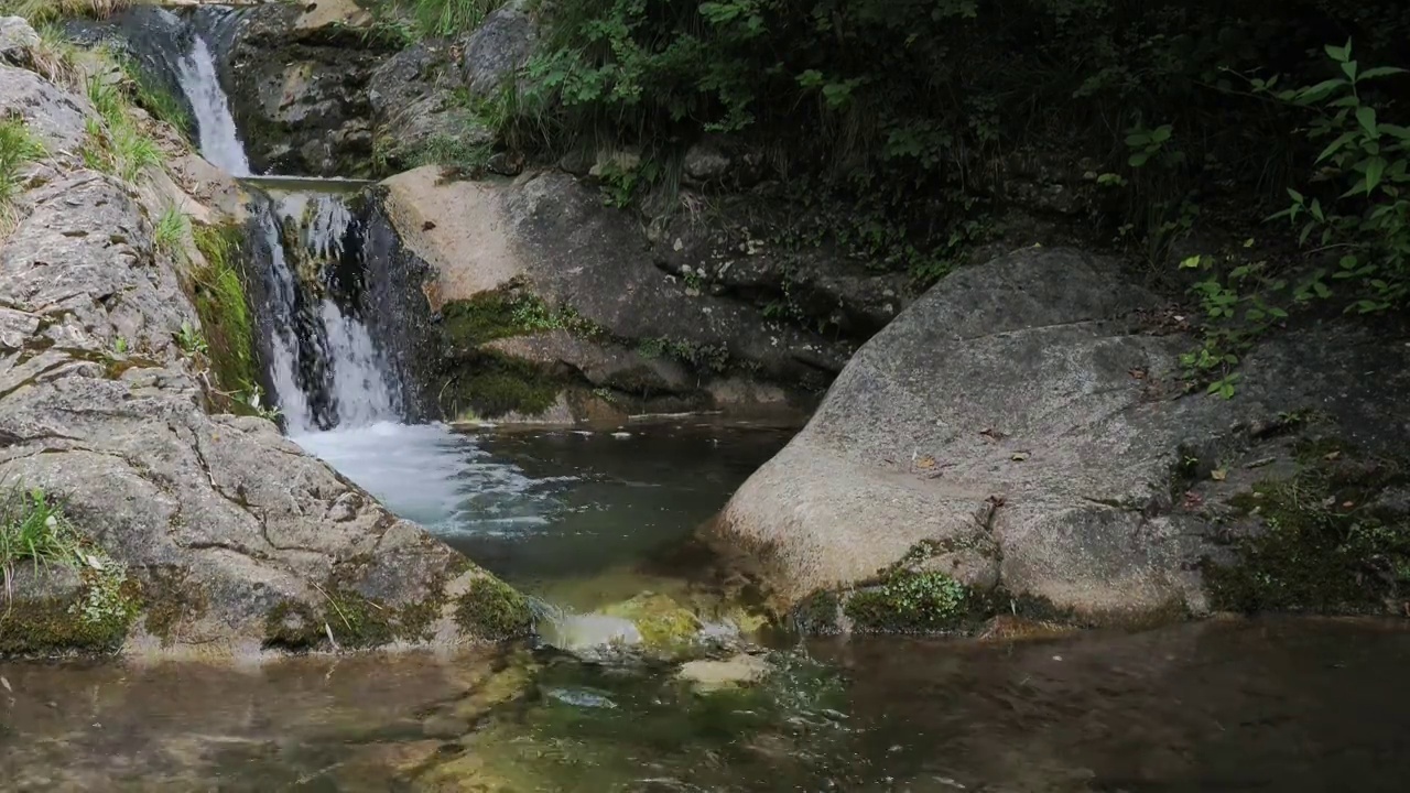 大自然中的水，森林中的瀑布景观。纯天然水流。生态水，自然资源