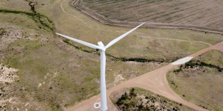 单旋转涡轮机的风电场相机是文具和面对前面的涡轮机阴天。