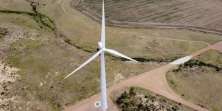 单旋转涡轮机的风电场相机是文具和面对前面的涡轮机