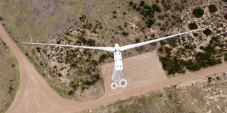 向下看的照相机风电场照相机中的一个旋转的涡轮机在高处静止不动
