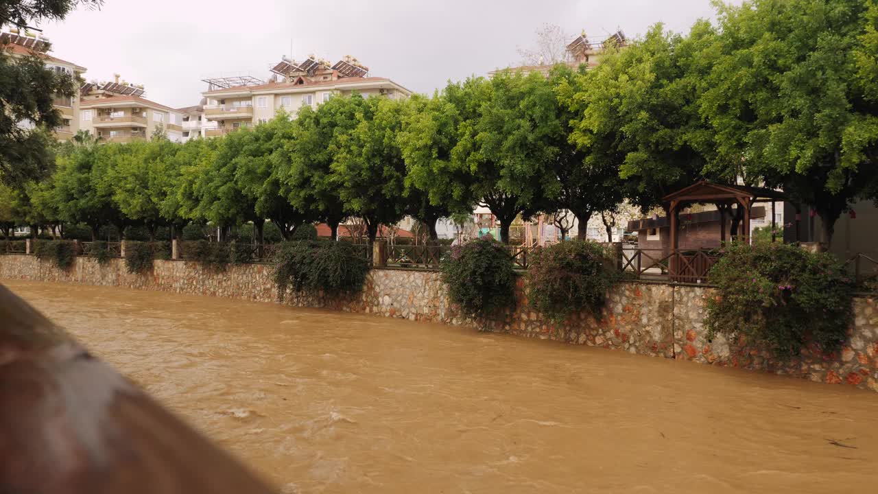 水污染。在暴雨期间，洪水泛滥期河水浑浊，呈棕色。环境问题。灾难