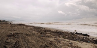 热带风暴过后，垃圾被冲上了海岸。暴风雨后的沙滩。飓风过后留下垃圾的废弃海岸。全球环境污染